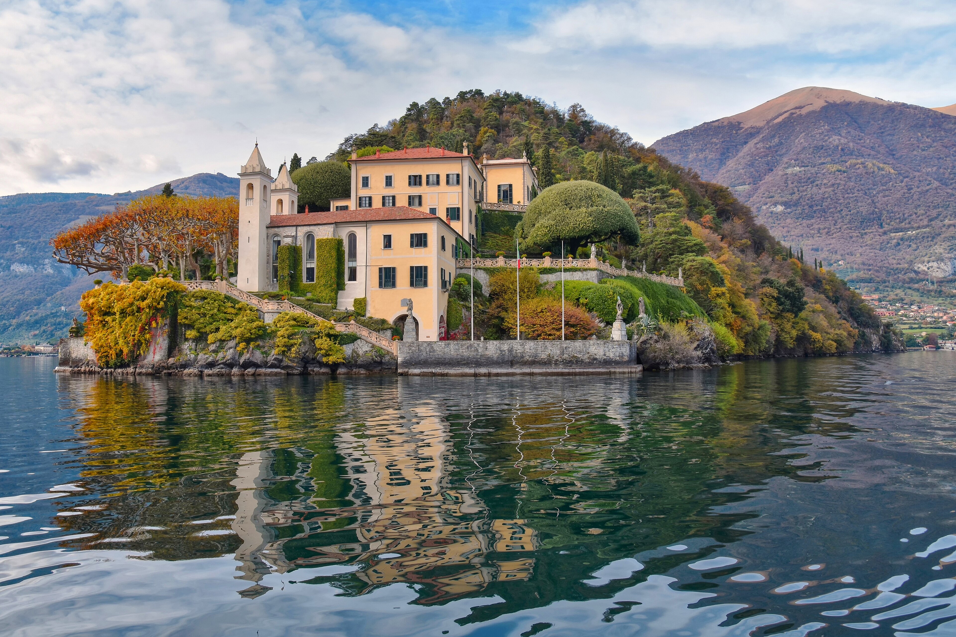 Villa del Balbianello on its wooded promontory at Lenno, Lake Como